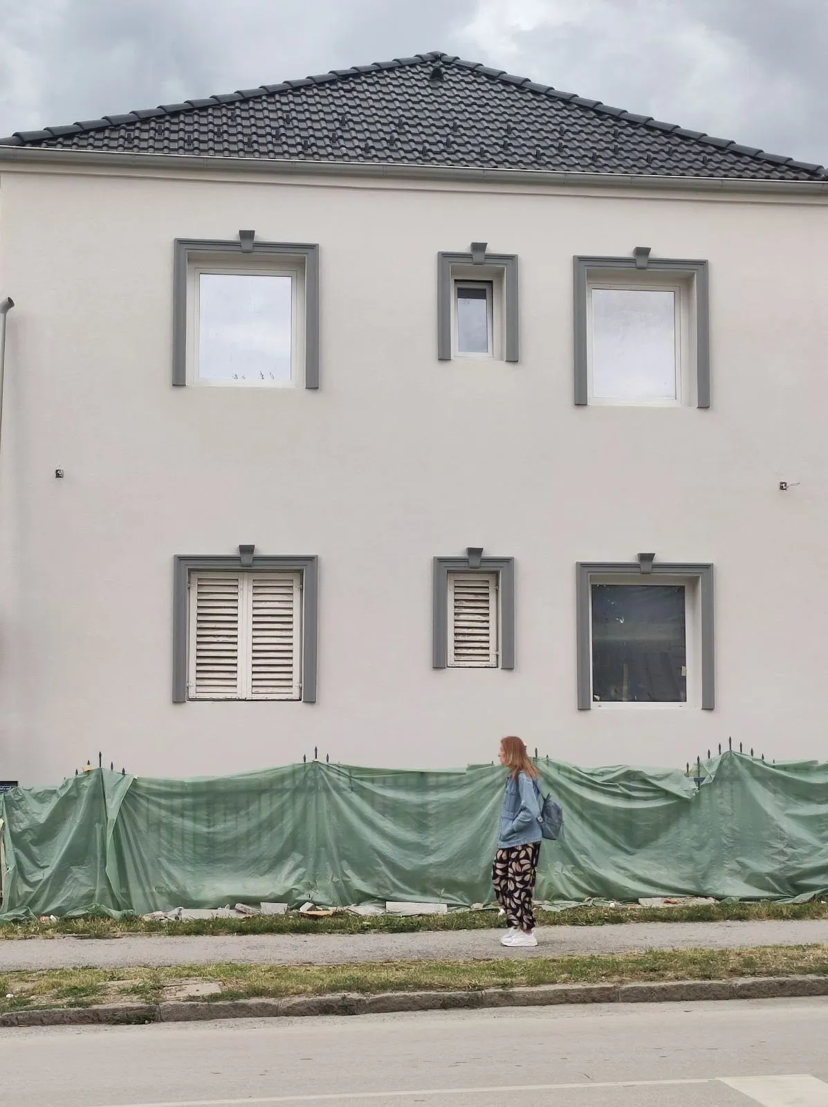 Bela kuća sa sivim okvirima oko svih prozora Bela kuća na dva sprata sa sivim okvirima i ključevima oko svih prozora, snimljena pred kraj radova