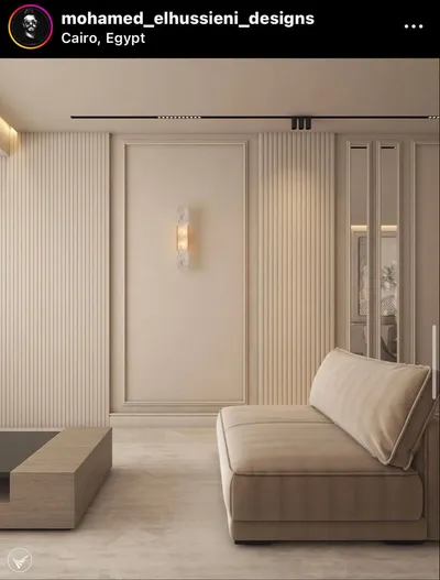 Bež dnevna soba sa letvicama, ram lajsnom oko zidne lampe i niskom sofom