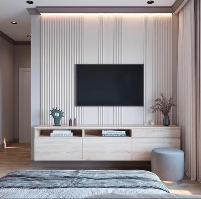 Spavaća soba sa TV zidom od svetlih letvica, LED svetlom pod plafonom i drvenom komodom ispod televizora