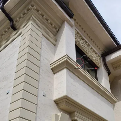 Ugao kuće sa horizontalnim fasadnim kockama, vencem ispod strehe, ukrasnim frizom i balkonom sa lajsnama