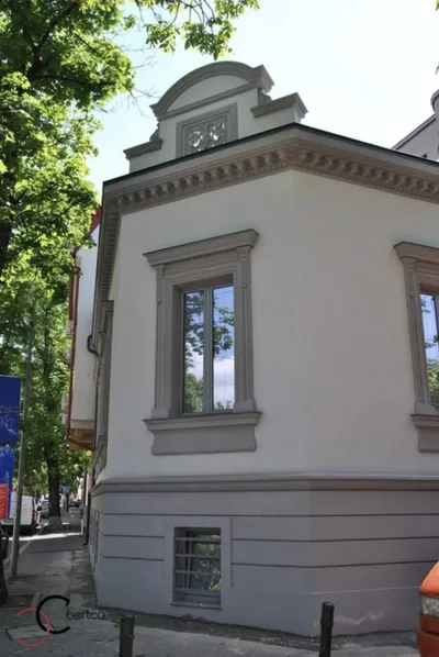 Ugao sive kuće sa ukrasnim zabatom, vencem sa zubcima ispod krova i okvirima oko prozora