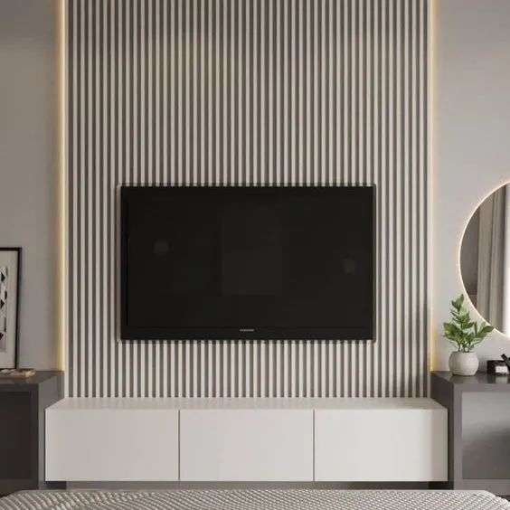 Zidni paneli za TV od letvica sa LED svetlom sa strane Moderan TV zid od sivih letvica sa LED svetlom sa strane, belom komodom i okruglim ogledalom